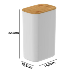 Medidas do Pote hermético retangular white e bambu 2,3 litros em um fundo branco.
