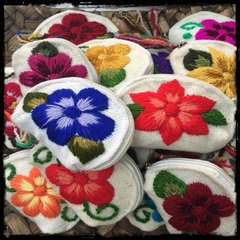 Mini sobre de picote bordado a mano con motivos florales - comprar online