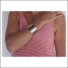 Brazalete de alpaca martillada