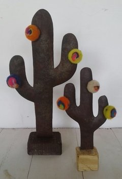 Cactus de chapa oxidada con detalles de pompones - comprar online