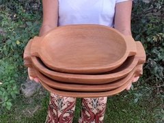 Fuente ovalada de madera con asas - comprar online