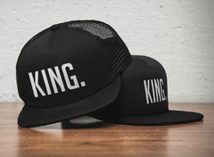 KIT 2 BONÉS QUEEN E KING TRUCKER BLACK