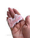 NOME BARBIE ROSA BEBE COM BRANCO CURVADA 7CM (1 UNIDADE)