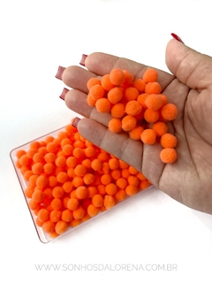 POMPOM DE FIBRA 10MM LARANJA NEON PACOTE COM 4 GRAMAS APROX. 50 UNIDADES - comprar online