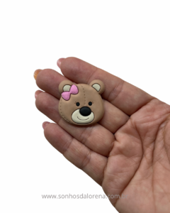 APLIQUE EMBORRACHADO URSO MARROM COM LAÇO ROSA (2 UNIDADES) - comprar online