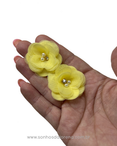 FLOR ORQUIDEA EM VOIL COM PEROLA E STRASS 3X3,5 AMARELO BEBE 2 UNIDADES - comprar online