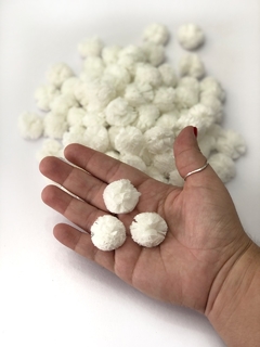 KIT COM 10 POMPONS DE MALHA DE 2,5CM BRANCO na internet