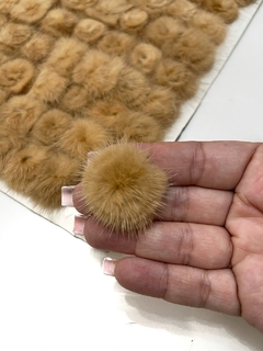 POMPONS ACHATADINHOS DE PELUCIA 2,5CM AREIA (NUDE) 2 UNIDADES - comprar online