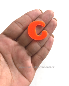 APLIQUE ACRILICO LETRA "C" LARANJA NEON 2,5CM X 2,5CM UNIDADE - comprar online