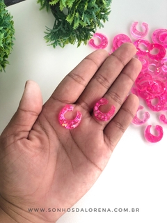 APLIQUE DE RESINA LETRAS C ROSA NEON COM CONFETES KIT COM 2 UNIDADES - comprar online