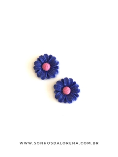 APLIQUE PLASTICO FLOR AZUL 10 PETALAS COM MIOLO ROSA E POLEN COM 02 UNIDADES