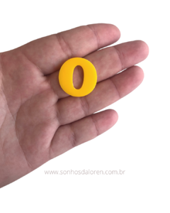 APLIQUE ACRILICO LETRA "O" AMARELA 2,5CM X 2,5CM UNIDADE - comprar online