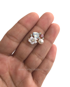 CHATON FLOR DE RESINA COM PEDRARIA PEROLA E STRASS UNIDADE 1,7CMX1,2CM (2 UNIDADES) - comprar online