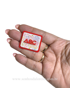 APLIQUE ACRILICO ESCOLAR RETANGULAR ABC VERMELHO 2,5CM x 3CM KIT COM 2 UNIDADES - comprar online