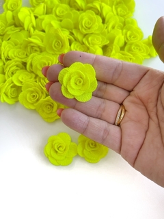 FLOR DE TECIDO P COR AMARELO NEON COM 2 UNIDADES