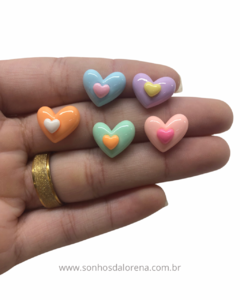 APLIQUES DE RESINA MINI CORAÇÕES CANDY 1,5CM (5 UNIDADES) - comprar online