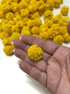 KIT COM 10 POMPONS DE MALHA DE 2,5CM AMARELO CANARIO - comprar online