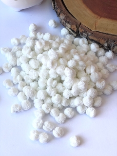 KIT COM 10 POMPONS DE MALHA DE 1,5CM BRANCO