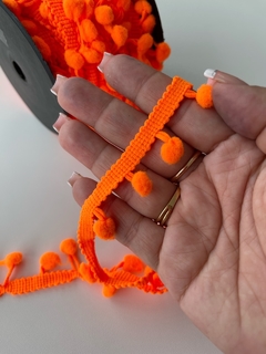 CORDÃO POMPOM 30MM PARA ACABAMENTO LARANJA NEON 3 METROS - comprar online