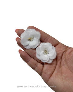 FLOR ORQUIDEA EM VOIL COM PEROLA E STRASS 3X3,5 BRANCO 2 UNIDADES - comprar online