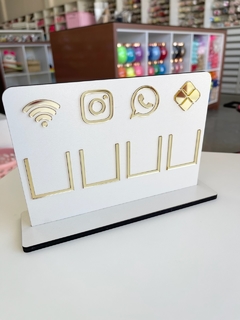 PLACA PIX EM MDF BRANCO COM DETALHE EM ACRILICO DOURADO 22CM X 15CM - comprar online