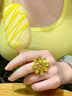 Anillo flor dorada de cristales GLORIA