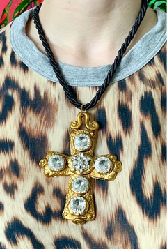 Collar de cruz dorada CAIRO - Gabriella Capucci