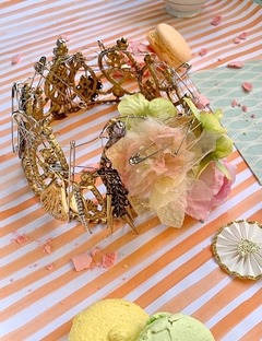 Corona dorada de flores y camafeos ELIZABETH en internet