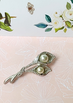 Prendedor plateado de strass y perlas LEXIE - comprar online
