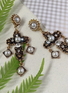 Aros cruz dorada de perlas KALIN - comprar online