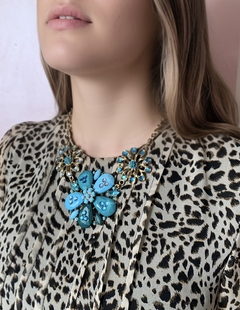 Collar dorado de flores celestes LIZ