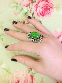 Anillo plateado con piedra verde GRETCHEN