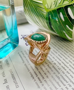 Anillo dorado con piedra verde VICTORIA - Gabriella Capucci