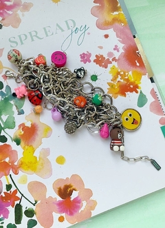 Pulsera cadenas plateadas con dijes de colores EMOJIS - comprar online