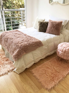 Alfombrita costado de cama rosa en internet