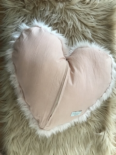 Almohadón corazón rosa - comprar online