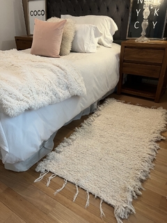 Alfombra tejida algodón costado de cama