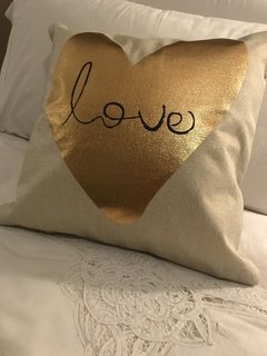 Almohadón Love dorado - comprar online