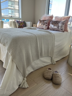 Pie de cama tejido beige con borlas (cama king) en internet