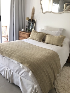 Pie de cama pampeano beige (para dos plazas y queen)