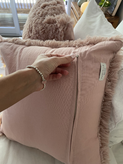 Almohadón piel ultra soft rosa 50x50 - Parcelle Home