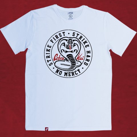 Remera Hombre Cobra Kai Strike Hard El Danzante