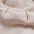 Bracelete aberto minimalista folheado a ouro