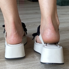 Sandália Flatform Off white com Laços Pretos DI VALENTINI