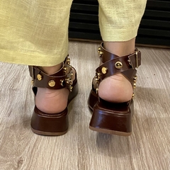 Sandália Flatform Couro Marrom Enfeites Dourados - QUATTRO - Quattro Calçados - Loja Online de Calçados Femininos em BH