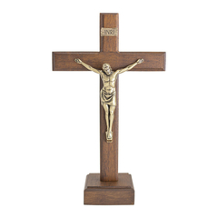 Crucifixo de madeira com Cristo dourado, medindo 20 cm, ideal para mesa.