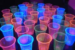 Imagen de Vasos 300cc Plástico Descartable Colores Neon Brilla Oscuridad