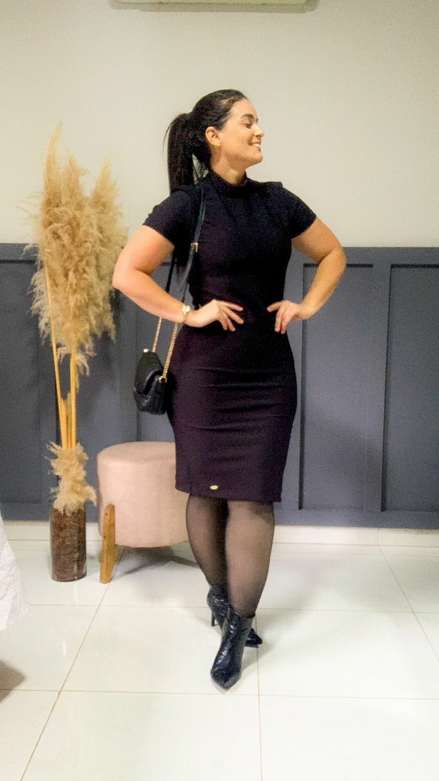 Vestido tubinho preto manga curta 2025