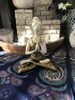 Mujer Yoga Meditando ABN - chimenea  de las hadas