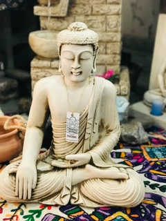 Buda con tunica orando B001 en internet